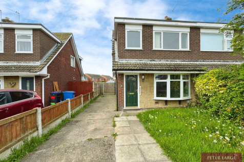 3 Clement Drive, Rhyl, LL18 4HU 3 bed semi