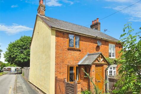 Tweseldown Road, Church Crookham, Fleet 2 bed terraced house for sale