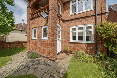 Clifton Park Road, Caversham, Reading 2 bed maisonette for sale