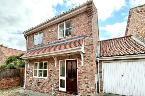 3 bedroom link detached house for sale