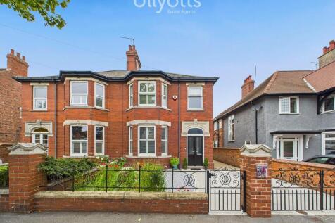 3 bedroom semi-detached house for sale
