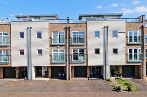 5 bedroom town house for sale