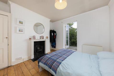 Peckham Road, London, SE5 3 bed flat for sale