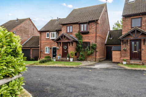 Simkins Close, Winkfield Row, Berkshire 3 bed semi