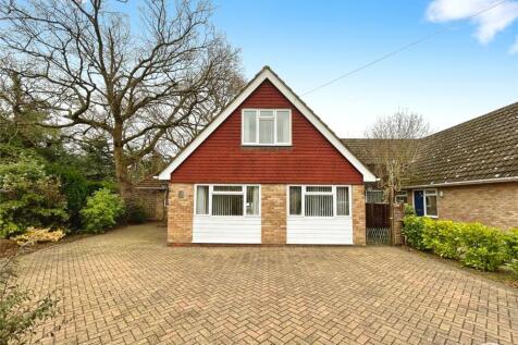 Freshwood Drive, Yateley, Hampshire 4 bed detached house for sale