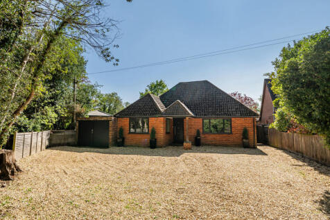 Reading Road, Blackwater, Camberley 3 bed bungalow for sale