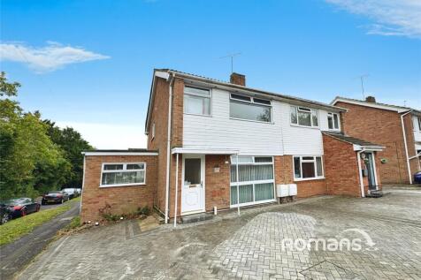 Maple Gardens, Yateley, Hampshire 3 bed semi