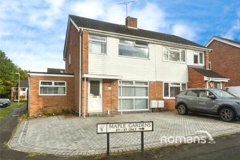 Maple Gardens, Yateley, Hampshire 3 bed semi