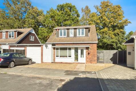 Lodge Grove, Yateley, Hampshire 3 bed link detached house for sale