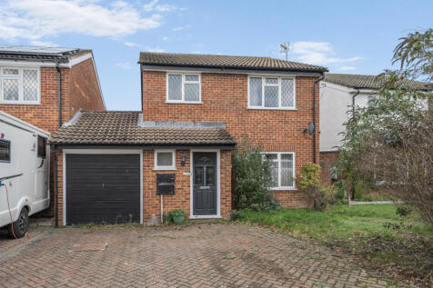 Dickens Way, Yateley, Hampshire 3 bed link detached house for sale