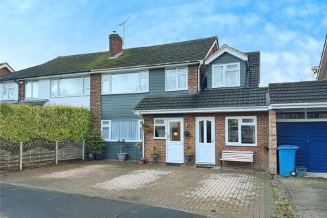 Ives Close, Yateley, Hampshire 5 bed semi