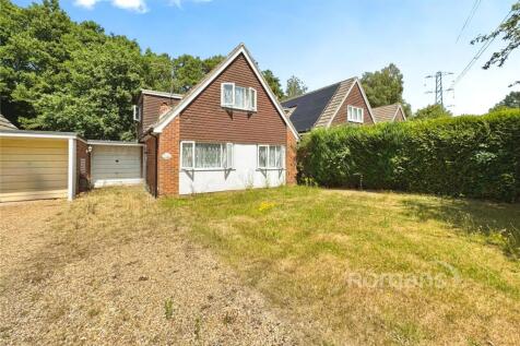 Maybrick Close, Sandhurst, Berkshire 3 bed link detached house for sale
