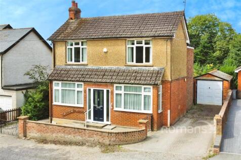 New Road, Sandhurst, Berkshire 3 bed detached house for sale