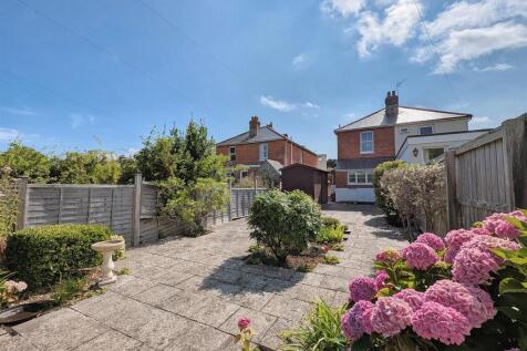 Salterns Road, Seaview, PO34 5AH 3 bed semi