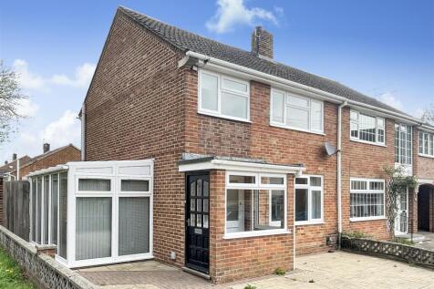 Cheverell Avenue, Salisbury SP1 3 bed semi