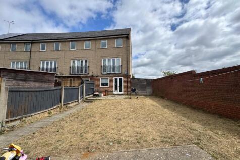 4 bedroom end of terrace house for sale