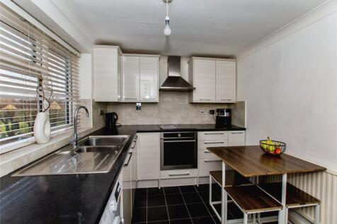3 bedroom maisonette for sale