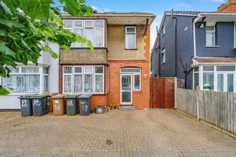 4 bedroom end of terrace house for sale