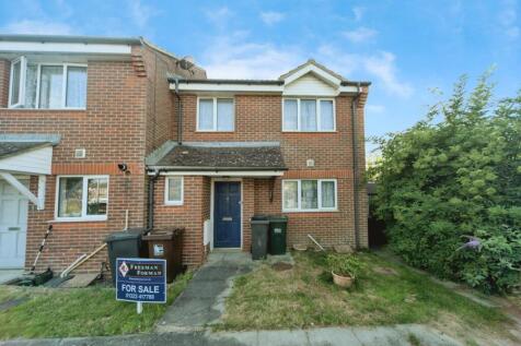 4 bedroom end of terrace house for sale