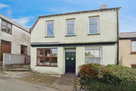 4 bedroom end of terrace house for sale