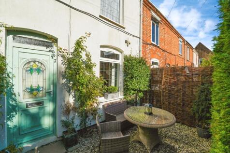 2 bedroom terraced house for sale