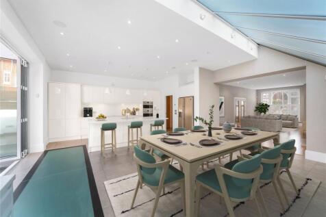 5 bedroom end of terrace house for sale