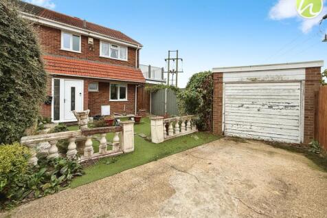 Beechcroft Avenue, Linford, SS17 3 bed semi