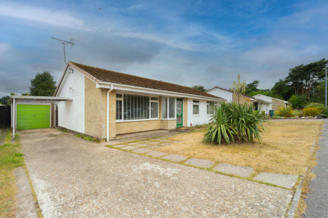 Hestan Close, Christchurch BH23 3 bed detached bungalow for sale