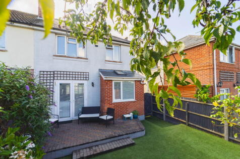 St. Johns Road, Christchurch BH23 3 bed semi