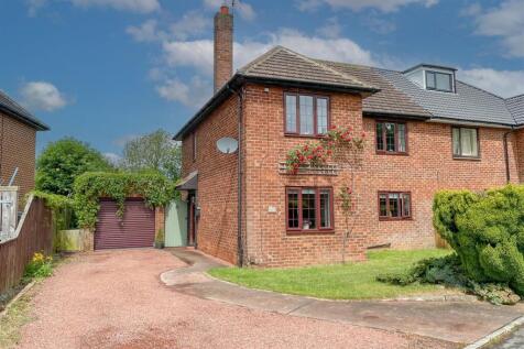 27 Oak Tree Close, Middleton St. George 3 bed semi