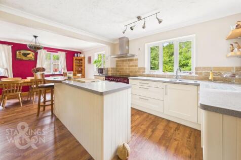 Yarmouth Road, Blofield, Norwich 4 bed detached house for sale