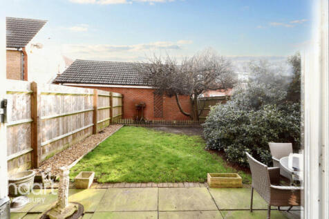 Hinds Way, Aylesbury 3 bed end of terrace house for sale