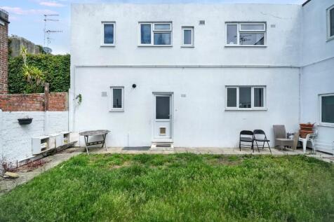 2 bedroom link detached house for sale
