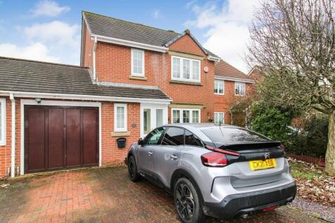 3 bedroom link detached house for sale