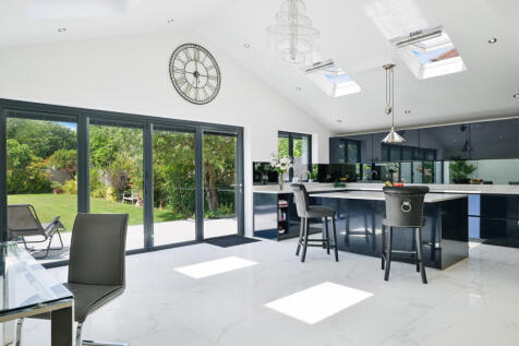 5 bedroom semi-detached house for sale