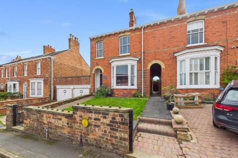 4 bedroom semi-detached house for sale