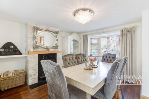 Norwood End, Basildon, SS14 3 bed terraced house for sale
