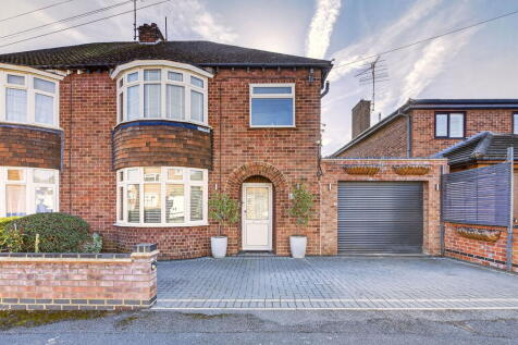3 bedroom semi-detached house for sale
