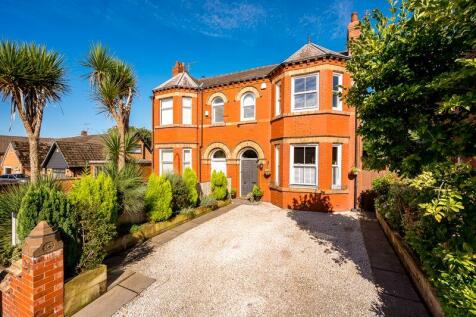 5 bedroom semi-detached house for sale