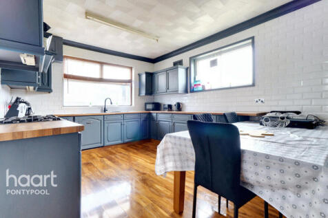 Victoria Road, Pontypool 3 bed detached house for sale