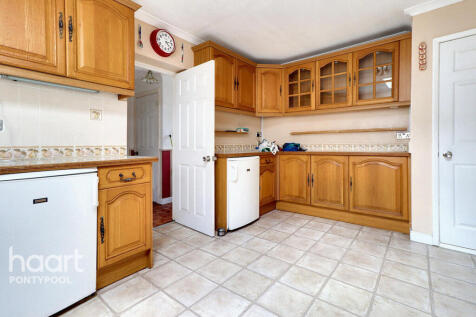 Usk Road, Pontypool 2 bed detached bungalow for sale