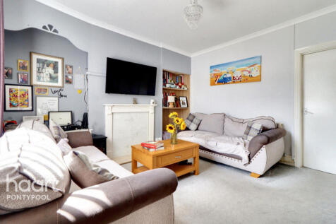 Oakdale Place, Pontypool 3 bed terraced house for sale