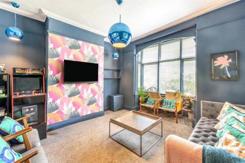 5 bedroom end of terrace house for sale