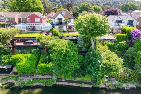 River Way, Christchurch, Dorset, BH23 3 bed detached house for sale