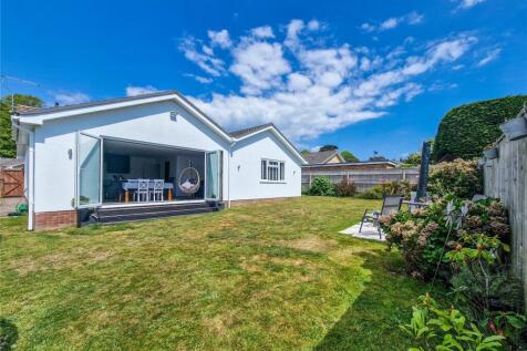 Manning Avenue, Highcliffe, Dorset, BH23 4 bed bungalow for sale
