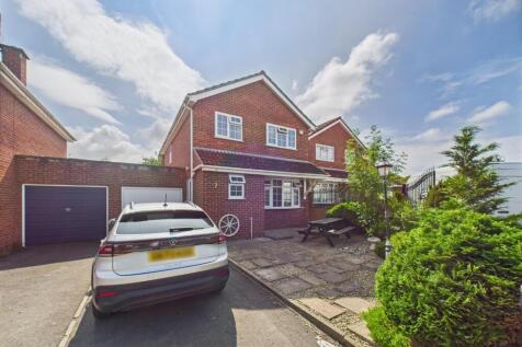 3 bedroom link detached house for sale
