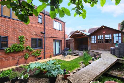 Old Dairy, North Lincolnshire DN19 3 bed detached house for sale