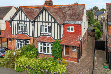 Braemar Avenue, Old Moulsham, Chelmsford 4 bed semi