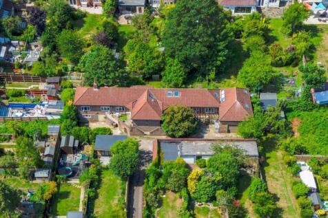 6 bedroom detached house for sale