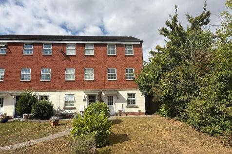4 bedroom end of terrace house for sale